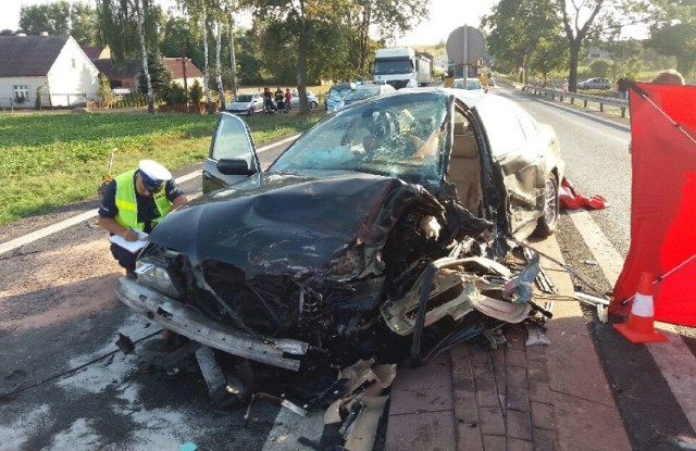 Tragiczny wypadek na drodze krajowej numer 5 pod Kościanem. W miejscowości Ponin w piątek po południu zderzyły się trzy samochody. Nie żyje kierowca bmw.Przejdź do kolejnego zdjęcia --->