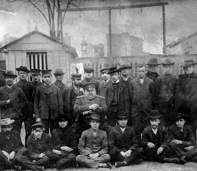 Przymusowa fotografia więźniów z zakładu przy ul. Długiej (Gdańskiej) w Łodzi z 1907 r. Z przodu, ostatni od lewej siedzi Edward Dłużewski 