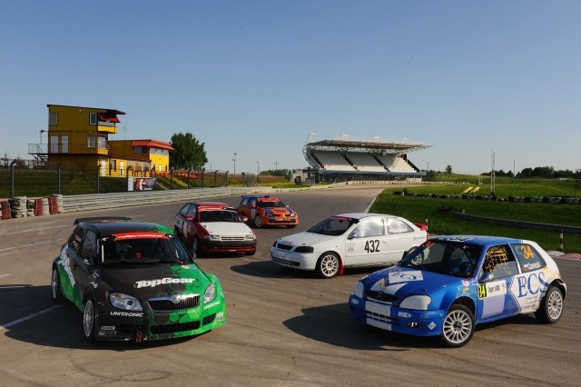 Wyjątkowo interesująco zapowiada się druga runda tegorocznych mistrzostw Polski w rallycrossie. Swój udział w zawodach na torze Motopark w Toruniu zapowiedziało 81 zawodników, w tym kilkunastu z zagranicy. Na starcie pojawi się również zespół ISSRX, który tym razem, oprócz Roberta Czarneckiego, będzie reprezentował Jakub Iwanek.Fot. materiały prasowe