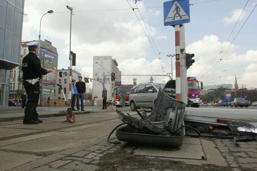 Wrocław: Wypadek na Traugutta. Seat uderzył w słup i zablokował przejazd tramwajów (ZDJĘCIA)