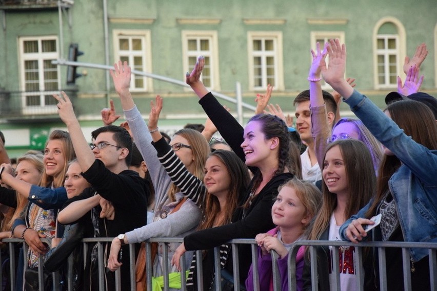 Częstochowa: Natalia Nykiel wystąpiła na dachu autobusu Red...