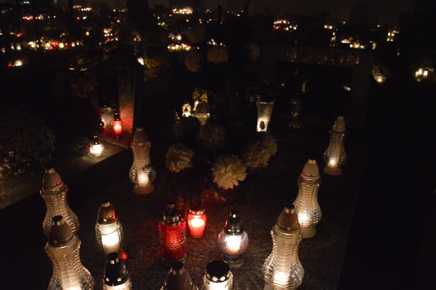 Jak wygląda cmentarz w Proszowicach nocą? [ZDJĘCIA]