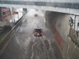 Burza nad Łodzią i jej skutki: zalane ulice i kamienice, podtopione samochody i przejścia podziemne, uszkodzone przez pioruny budynki