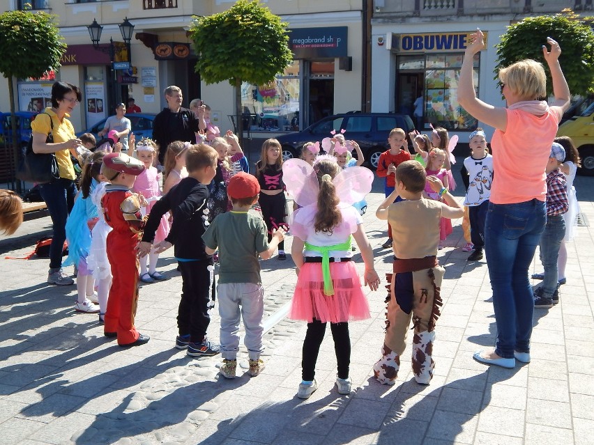 Na Rynku prezydent Oświęcimia, strażacy, policjanci i klaun czytali bajki przedszkolakom [ZDJĘCIA]