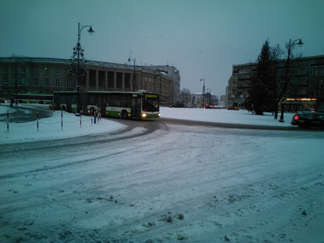 Zima wróciła do Białegostoku. Tak wyglądał w czwartek o godz. 7 Plac Uniwersytecki. Był jednym z lepiej odśnieżonych miejsc w naszym mieście