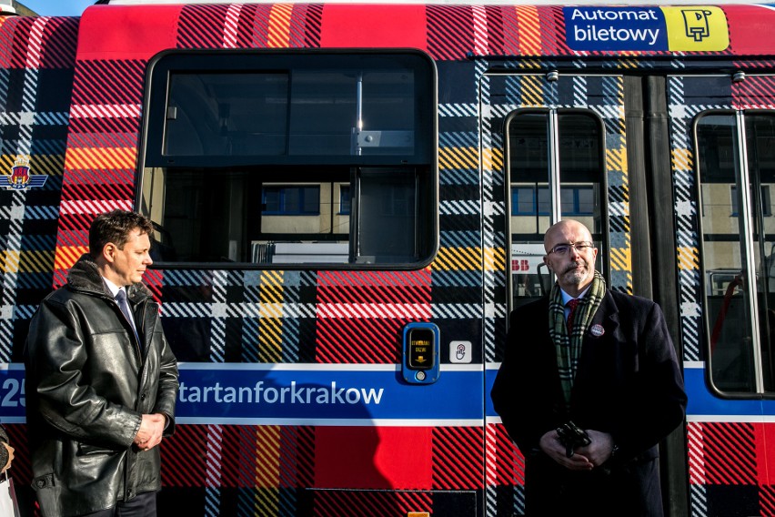 Ambasador Wielkiej Brytanii poprowadził tramwaj w szkocką kratę