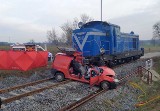 Śmiertelny wypadek na przejeździe kolejowym w Drygałach k. Pisza [10.03.2020]. Samochód zderzył się z lokomotywą. Nie żyje 30-latek