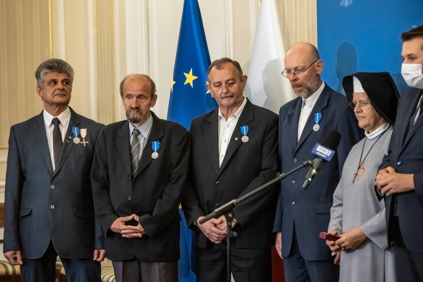 Małopolanie z medalami Stulecia Odzyskanej Niepodległości. Są znane nazwiska