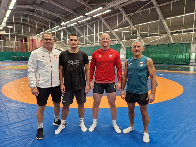 Patryk Bednarz, drugi od lewej strony i Arkadiusz Kułynycz (czerwona bluza) przygotowują się do mistrzostw świata
