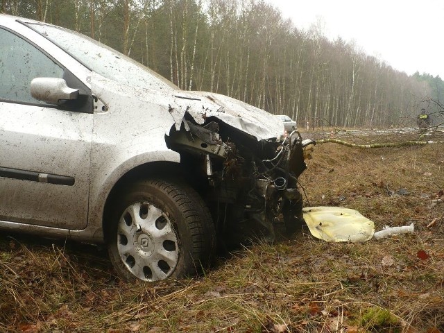 W piątkowe przedpołudnie 25 marca na drodze koło Skwierzyny doszło do wypadku. Renault wypadł z drogi i rozbił się na poboczu.Do wypadku doszło w piątek, około godz. 10.00, na drodze między Skwierzyną i Murzynowem. Kierowca osobowego renaulta clio zjechał na prawe pobocze i raptownie odbił kierownicą w lewo. Manewr był tak gwałtowny, że auto wypadło z drogi w las. Samochód ściął kilka młodych brzózek. Na szczęście kierowca wyszedł z tego zdarzenia bez szwanku. Gorzej z samochodem, który ma rozbity przód. Jak poinformował nas naczelnik OSP w Skwierzynie Michał Kowalewski, w działaniach udział brali skwierzyńscy ochotnicy i strażacy zawodowi z jednostki ratowniczo-gaśniczej w Międzyrzeczu. 