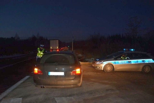 Na trasie krajowej nr 8 wciąż trwają policyjne działania „Bezpieczna 8”, w których uczestniczą policjanci z komendy w Suwałkach, Augustowie, Białymstoku i Zambrowie.