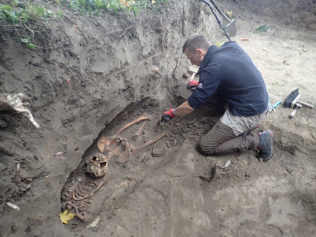 Prace ekshumacyjne w Orlu w gminie Gruta