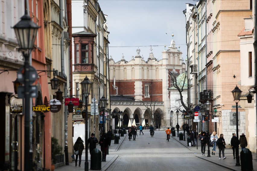 Kraków nie do poznania. Kiedyś miasto tętniące życiem, dziś opustoszałe [PORÓWNANIE] 