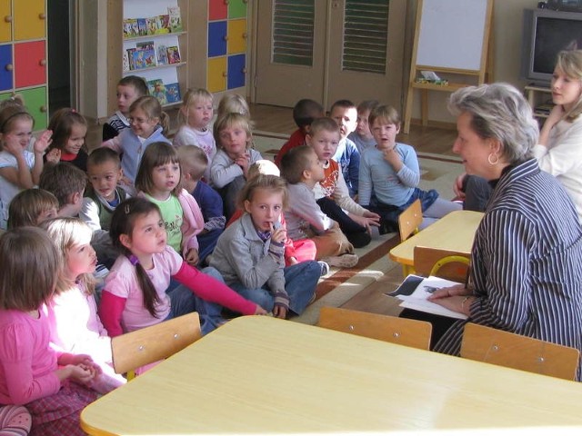 Dzieci słuchały wierszy Jana Brzechwy, które czytała bibliotekarka Małgorzata Lamparska