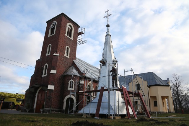 Na wieży kościoła w Rakoszycach pojawił się dziś hełm