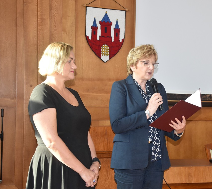 "Przyjaciółka Seniorów" mieszka w Malborku. Anna Olkowska-Jacyno odebrała regionalną nagrodę podczas spotkania w Urzędzie Miasta 