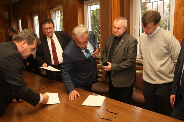 Koalicjanci dyskutują nad poprawką do tytułu rezolucji. Od lewej: Grzegorz Sawicki (PSL), Hubert Kołodziej (MN), Stanisław Rakoczy (PSL), Bogusław Wierdak (PO), Ryszard Zembaczyński (PO)