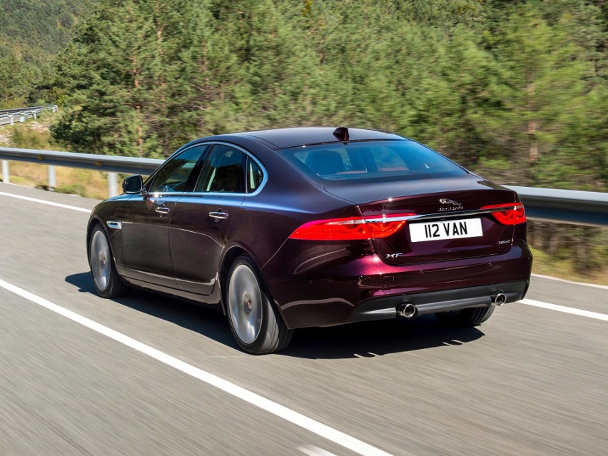 Standardowo napędem Jaguara XF zajmuje się 2.0-litrowy...