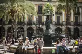 Wakacje w Barcelonie bez Airbnb. Barcelona chce wyrzucić turystów z miasta? Wynajem krótkoterminowy na cenzurowanym. Dlaczego?