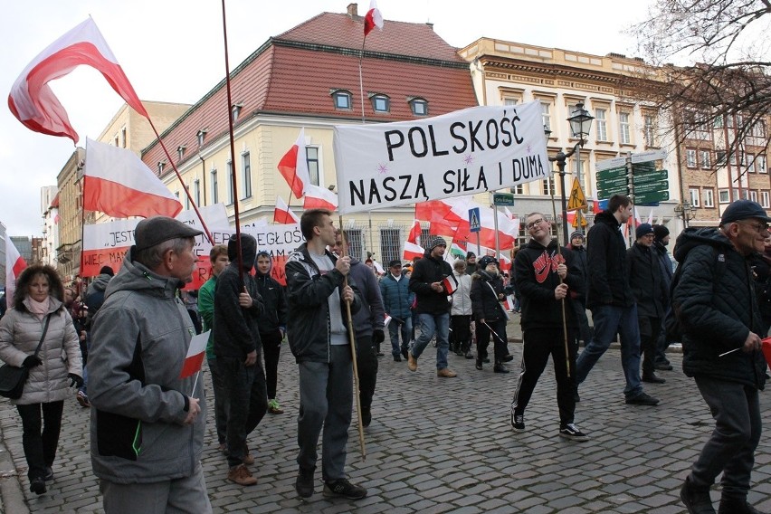 VII Szczeciński Marsz Niepodległości. Apel pamięci, odśpiewanie hymnu i przejście ulicami miasta