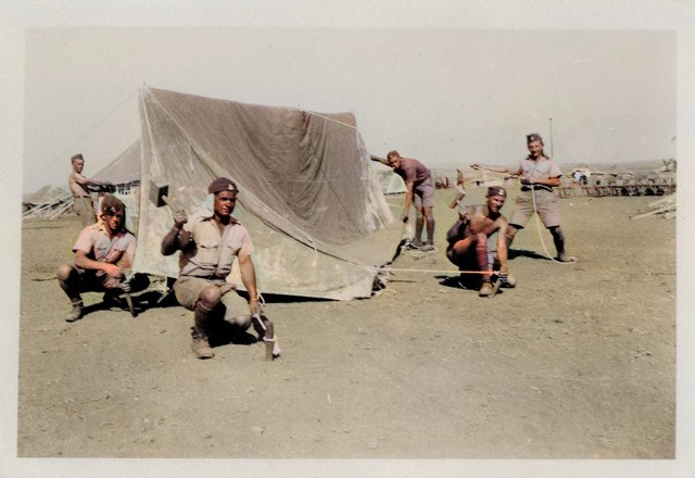 Żołnierze II Korpusu Polskiego, prawdopodobnie Pułku Ułanów Karpackich, rozbijają namioty o obozie. Bliski Wschód, 1943-1944 r. Ze zbiorów Muzeum II Wojny Światowej.