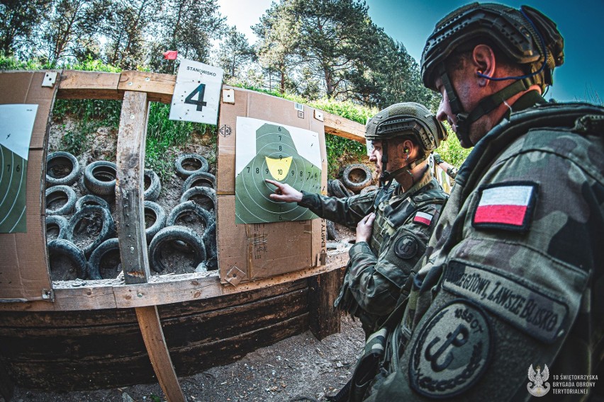 Świętokrzyscy terytorialsi po raz pierwszy strzelają. Zobacz zdjęcia ze szkolenia w Ćmielowie