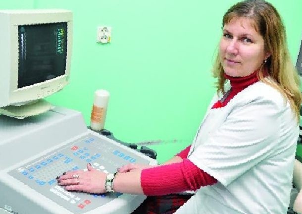 Dr Agata Korzeniecka-Kozerska z Kliniki Pediatrii i Nefrologii UMB pokazuje jeden z najbardziej wysłużonych sprzętów na oddziale, ok. 20-letni aparat USG