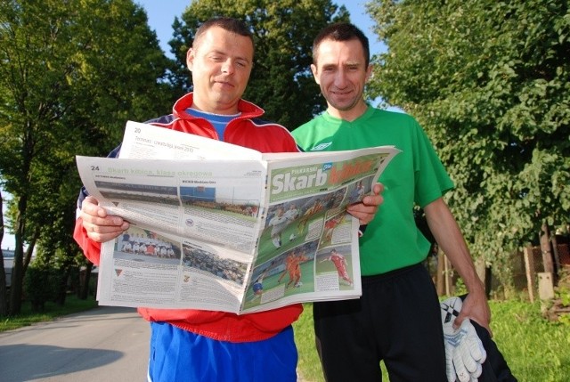 Trener Łysicy Akamit Bodzentyn Artur Anduła (z lewej) oraz dyrektor klubu Piotr Dejworek, polecają piłkarski "Skarb Kibica&#8221;.