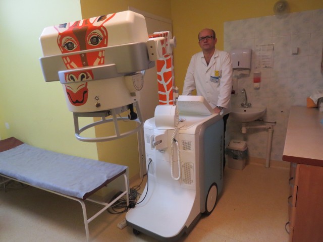 Krzysztof Błaszczyk, kierownik koordynujący rtg, tk i usg prezentuje nowoczesny mobilny aparat do zdjęć rentgenowskich