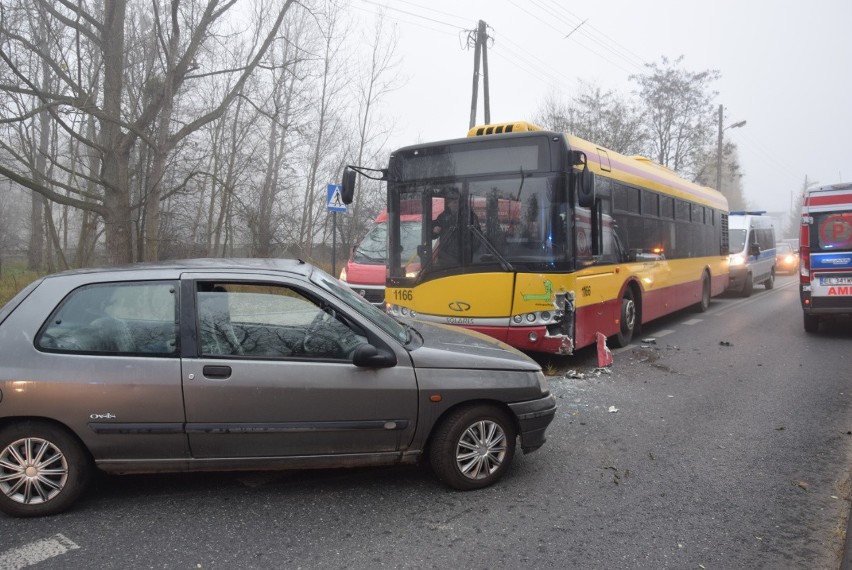 Autobus MPK zderzył sie z samochodem. Groźny wypadek na ul. Augustów ZDJĘCIA
