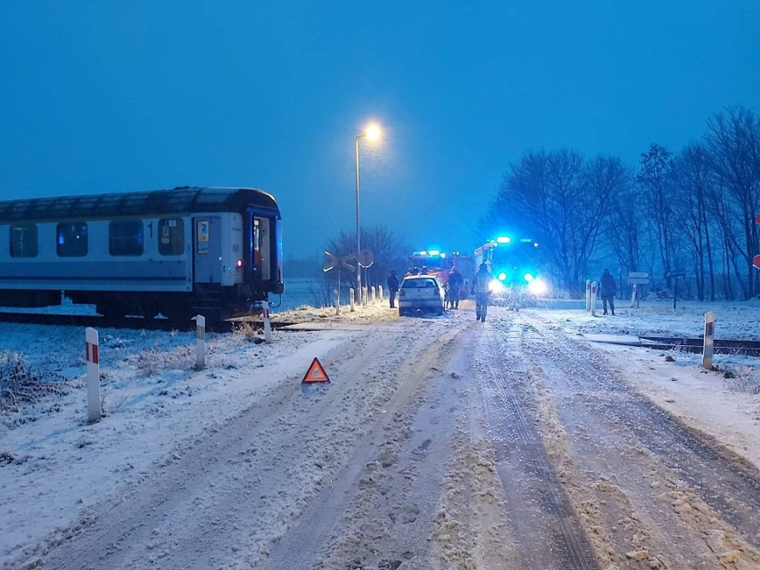 Gmina Dobrzany. Na przejeździe kolejowym w Ognicy volkswagen polo wjechał w pociąg osobowy - 23.01.2021