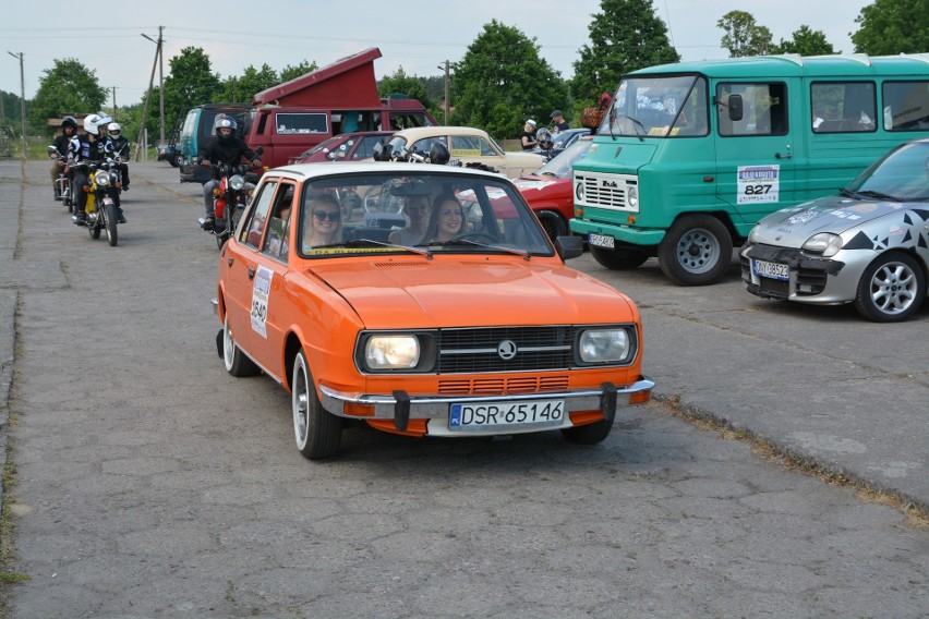 Rajd Koguta zawitał do Sępólna Krajeńskiego. Zobacz zdjęcia z największego przejazdu starych pojazdów!