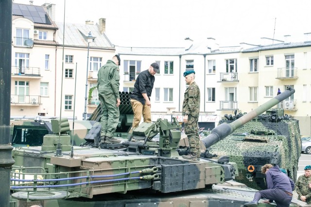 Armia coraz częściej "wychodzi" do ludzi, prezentując publicznie wyposażenie wojskowe i zachęcając do wstąpienia w jej szeregi. W czerwcu w centrum Białegostoku stanął m.in. czołg K2, armatohaubica K9, haubica samobieżna KRAB będące na wyposażeniu 1. Dywizji Piechoty Legionów