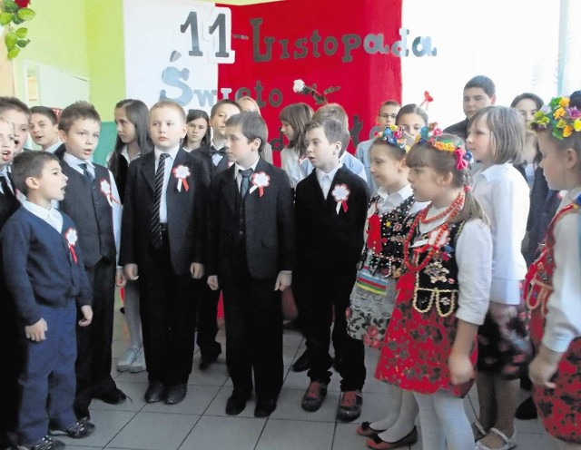 Uczniowie glichowskiej szkoły śpiewali pieśni narodowe