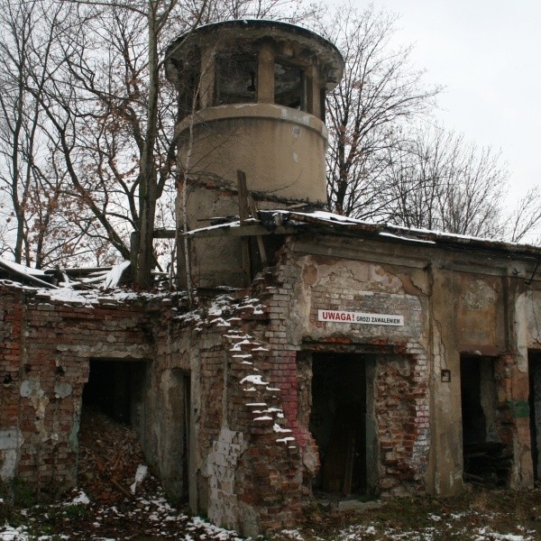 Wyburzenie dawnej łaźni jest konieczne, bo w tym miejscu zostanie odtworzona stara brama. Teraz budynek grozi zawaleniem.