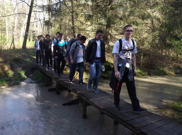 Młodzież z Regionalnego Centrum Edukacji Zawodowej w Nisku na Szlaku Szumów, przechodzą przez potok Jeleń.