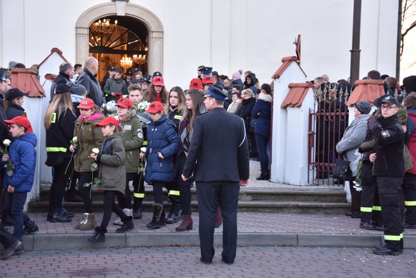 Ostatnia droga Wioli, strażaczki z Łęk. Spoczęła na cmentarzu w Bielanach. Na pogrzebie było kilka tysięcy osób [ZDJĘCIA]