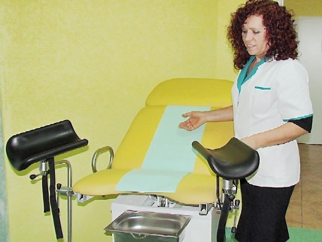 Kupiony przez lecznicę nowoczesny fotel prezentuje położna Maria Rumińska 