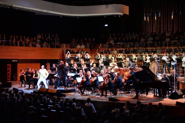 Gorzów. Przeboje Queen SymfonicznieOrkiestra Alla Vienna i 20-osobowy chór Vivid Singers wykonają największe przeboje grupy Queen. Koncert podzielony na dwie części: pierwsza - symfoniczna, druga bardziej rockowa z występem solisty. CEA Filharmonia gorzowska, ul. Dziewięciu Muz, niedziela, 28 lutego o 18.00, bilety: 119 zł.Koncert Queen Symfonicznie w Filharmonii Świętokrzyskiejwideo: echodnia.eu/echodnia.eu