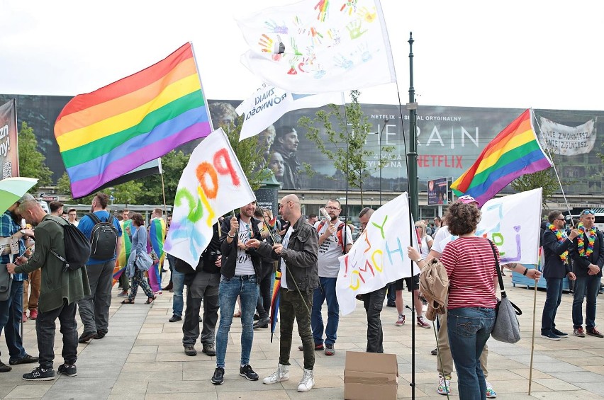 Marsz Równości w Szczecinie. Co z tęczowymi flagami? Organizatorzy krytykują inicjatywę [SONDA]