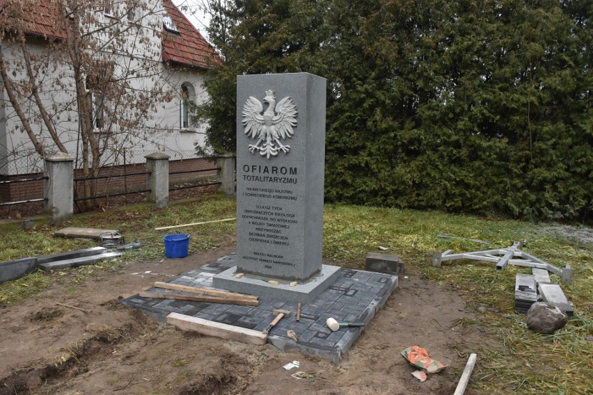 W Malborku stanął pomnik dedykowany ofiarom dwóch totalitaryzmów. Nowe upamiętnienie to inicjatywa Instytutu Pamięci Narodowej