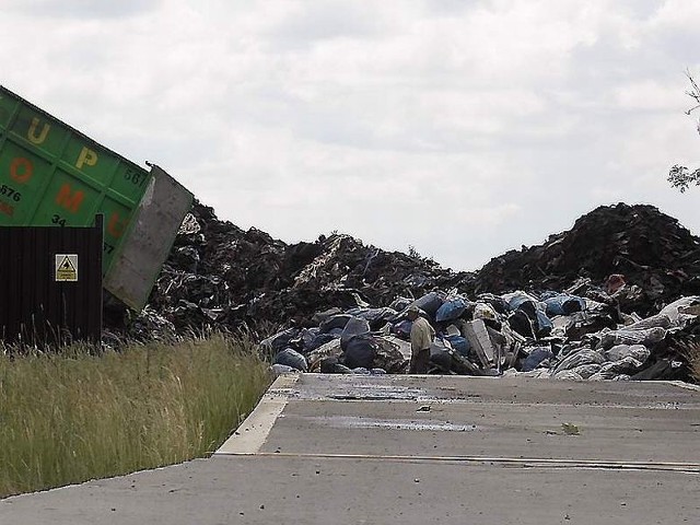 Stertę śmieci na składowisku mieszkańcy zauważyli latem