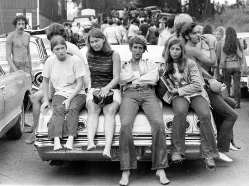 Woodstock, 1969. Młodzi ludzie nie nosili wtedy ani czapek,...