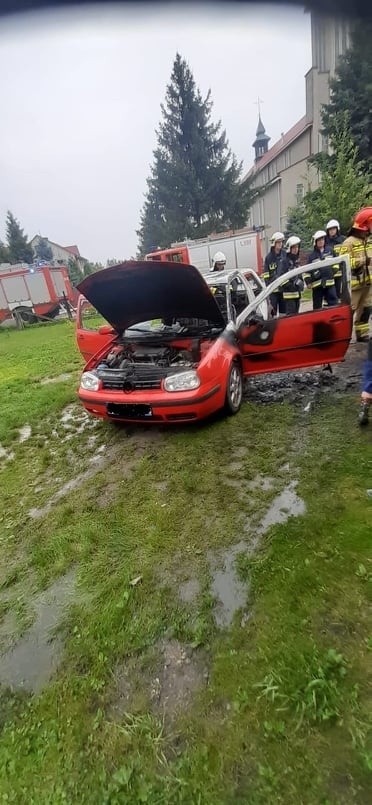 W pobliżu płonącego auta zaparkowane były inne samochody...