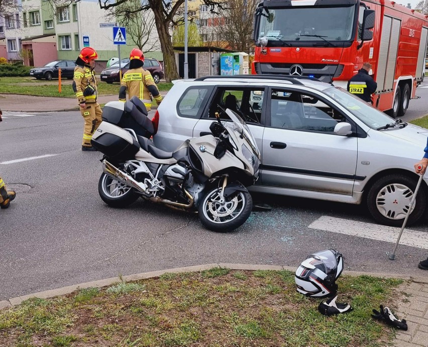 Motocykl uderzył w bok samochodu osobowego.