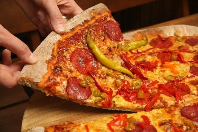 Pikantna pizza &#8222;Dopadł diabeł chłopa&#8221; z pepperoni na cieście razowym to idealne danie na halloweenową zabawę.