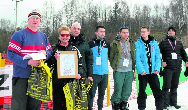 Pamiątkowe zdjęcie władz uczelni z przedstawicielami samorządu studenckiego. Druga z lewej Dorota Marchewka, kanclerz uczelni, która z okazji imienin otrzymała na stoku swoją karykaturę.