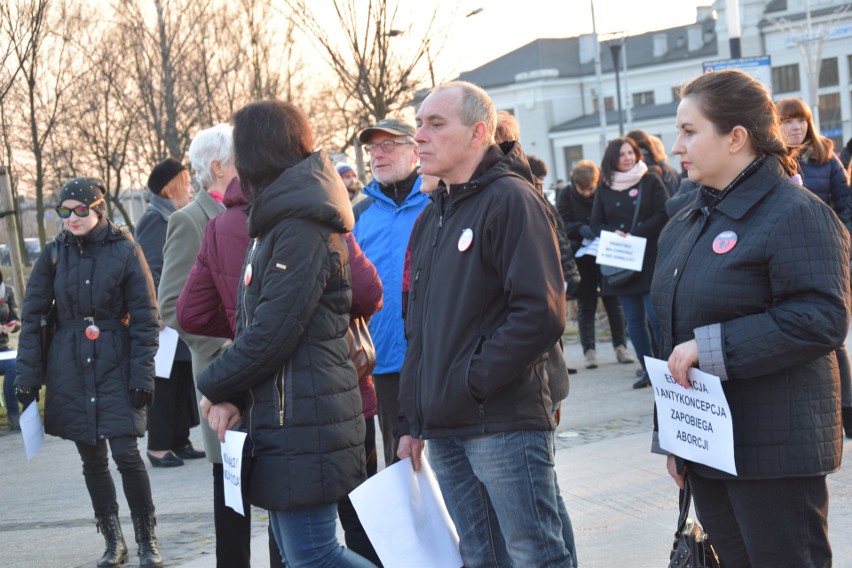 Strajk Kobiet w Zawierciu: Jarosław kobiety zostaw! Manifestacja w Dzień Kobiet ZDJĘCIA