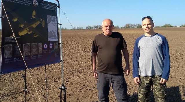 Redaktor Adam Sikorski (z lewej) i Adam Jarkiewicz koordynowali poszukiwania szczątków Liberatora na terenie gminy Opatowiec.