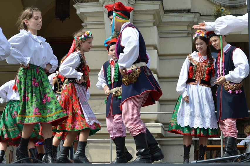 Krakowskie pawie piórka i gruzińskie śpiewy na estradzie przed ratuszem [ZDJĘCIA]